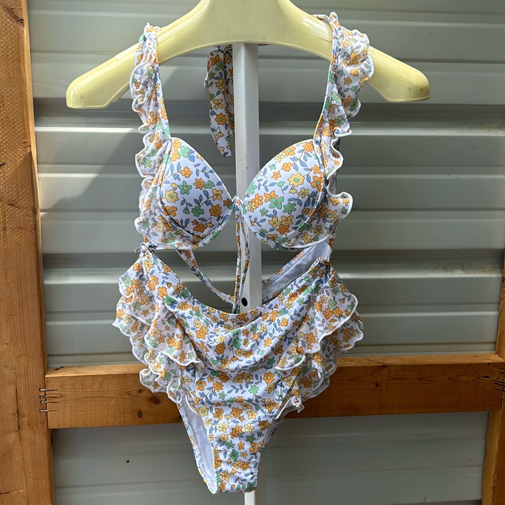 No name 2 pc swimsuit (Dea) NWOT